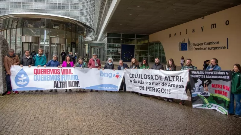 17/4/24 Alcaldes y cargos del BNG, con Ana Miranda y portavoces de los colectivos sociales que se oponen a la instalación de la fábrica de celulosa de Altri, el pasado martes en la sede de la Comisión Europea.