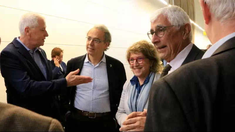 El president de l'Associació Metges - Salut pel Català, Lluís Mont (a l'esquerra a la imatge) amb el conseller de Salut, Manel Balcells, en la presentació de la iniciativa a la Facultat de Medicina de la Universitat de Barcelona