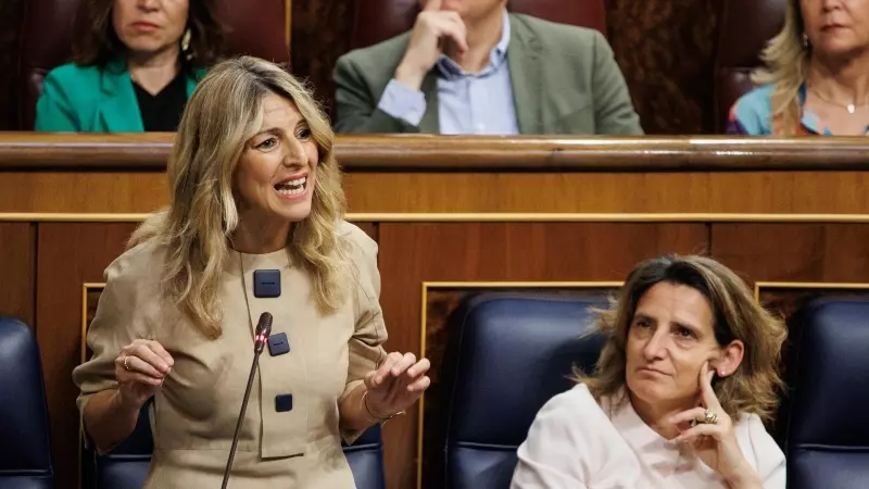 La vicepresidenta segunda y ministra de Trabajo, Yolanda Díaz, junto a la vicepresidenta tercera y ministra de Transición ecológica, Teresa Ribera, en el Congreso de los Diputados, a 17 de mayo de 2023.