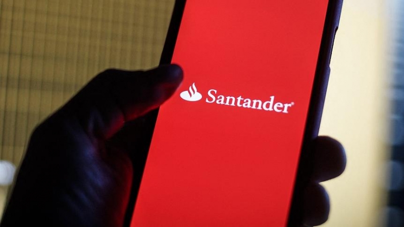 El logo del Banco Santander en un teléfono móvil. AFP/Jaap Arriens/NurPhoto