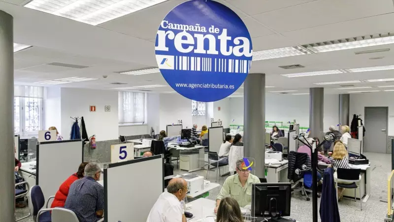 Varias personas son atendidas en la Agencia Tributaria para presentar la declaración de la renta correspondiente al ejercicio de 2022, en la Administración de Hacienda de Montalbán, a 1 de junio de 2023, en Madrid (España)