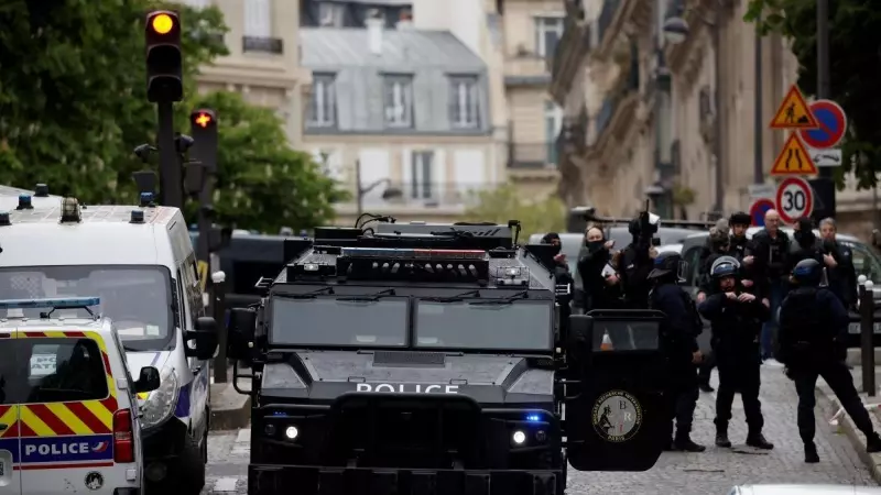 La policía francesa y miembros de las fuerzas policiales especiales  aseguran el área cerca del consulado de Irán, a 19 de abril de 2024, en París.