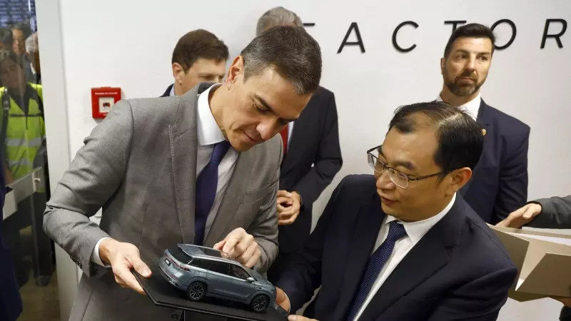 El presidente del Gobierno, Pedro Sánchez, junto al el vicepresidente de Chery Internacional, Zhang Guibing, tras la firma del acuerdo en Barcelona, a 19 de abril de 2024.