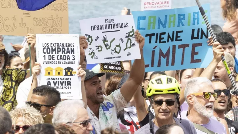 Manifestantes protestan contra el turismo en masa en Las Palmas de Gran Canarias.