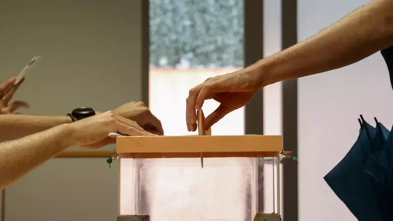Foto de archivo de una persona introduciendo su voto en una urna