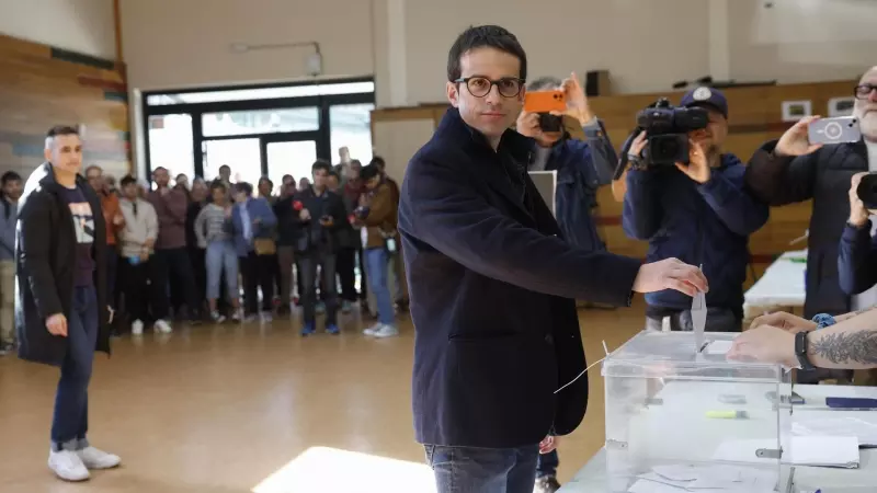 El candidato de EH Bildu a lehendakari Pello Otxandiano (c) ejerce su derecho al voto en un colegio electoral en Oxandio, Bizkaia, para ejercer su derecho al voto en las elecciones al Parlamento Vasco, este domingo.