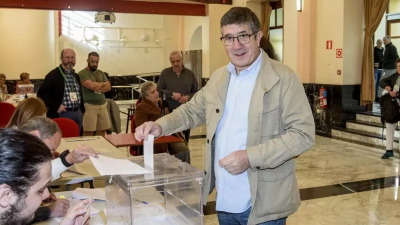 El portavoz del Grupo Parlamentario Socialista en el Congreso de los Diputados, Patxi López, ejerce su derecho al voto en un colegio electoral de Portugalete (Bizkaia), este domingo.