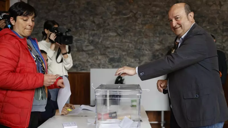 El presidente del PNV, Andoni Ortuzar (d), ejerce su derecho al voto en Escuelas de Sanfuentes en Sanfuentes, Bizkaia, este domingo.