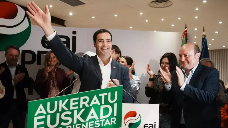 El candidato del PNV a lehendakari, Imanol Pradales, celebra los resultados electorales.