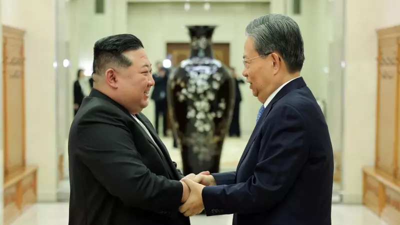 Imagen de archivo del presidente norcoreano Kim Jong-Un (i) con el presidente chino Zhao Leji (d).