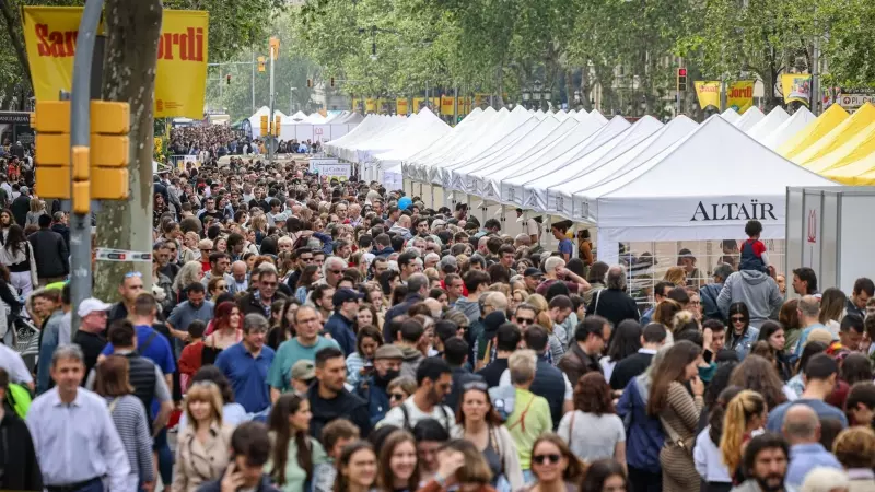 Centenars de persones passejant per la superilla literària de Passeig de Gràcia per Sant Jordi