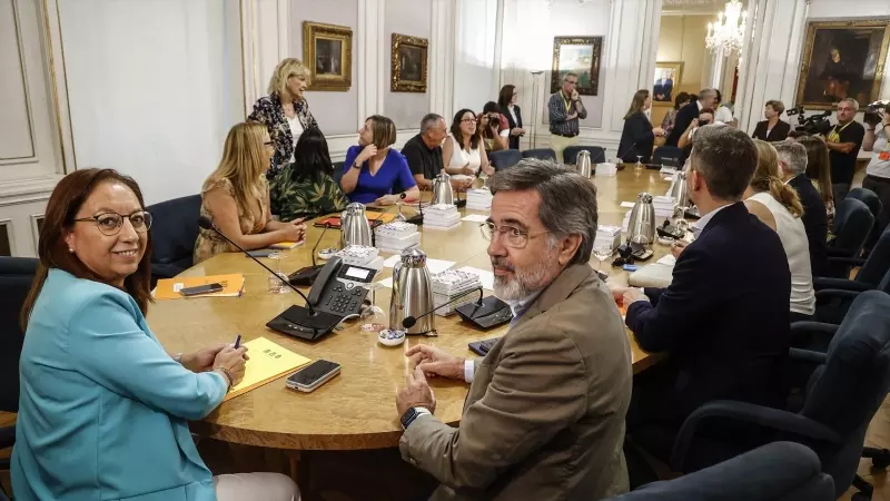 La presidenta de las Cortes de Valencia, Llanos Massó (c) y el diputado PP y vicepresidente primero de las Corts Valencianes, Alfredo Castelló (1d), durante la Junta de Síndics de las Cortes de Valencia, a 10 de julio de 2023, en Valencia, Comunidad Valen