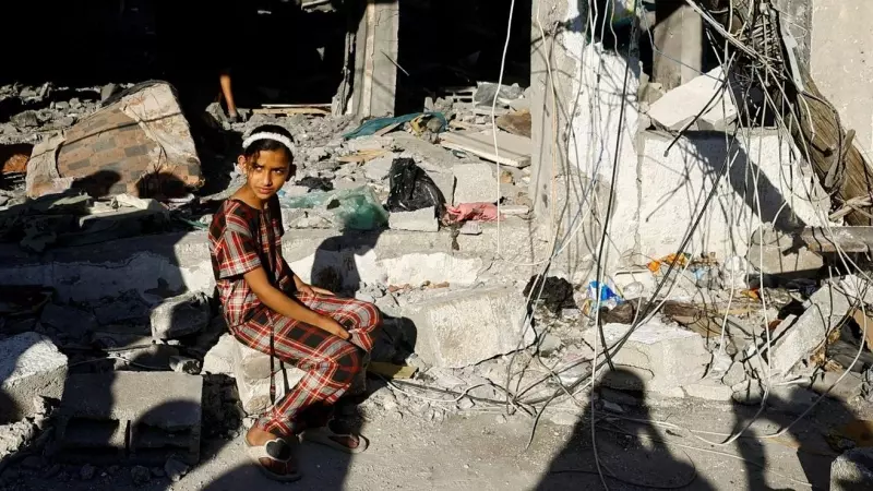 Una niña palestina frente a los escombros de un edificio bombardeado por el Ejército de Israel.