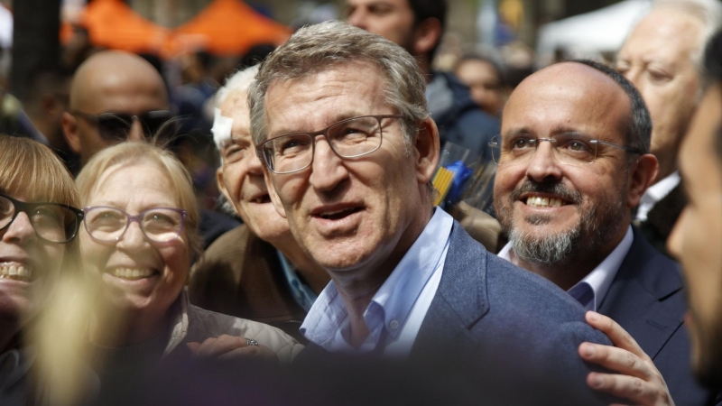 Alberto Núñez Feijóo y Alejandro Fernández, durante su visita a Barcelona por el día de Sant Jordi, a 23 de abril de 2024, en Barcelona.