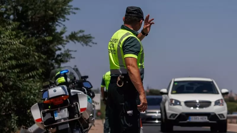 Foto de archivo de n agente de la Guardia Civil durante un control en la autovía, a 1 de julio de 2022.
