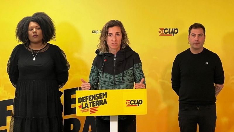 24/04/2024 - La cap de llista de la CUP pel 12-M, Laia Estrada, al centre de la imatge i al costat dels també candidats Nogay Ndiaye i David Caño.