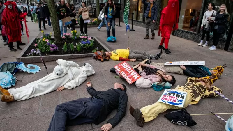 Ecologistas de Extinction Rebellion protestan contra la crisis climática en Boston (EEUU), a 20 de abril de 2024.