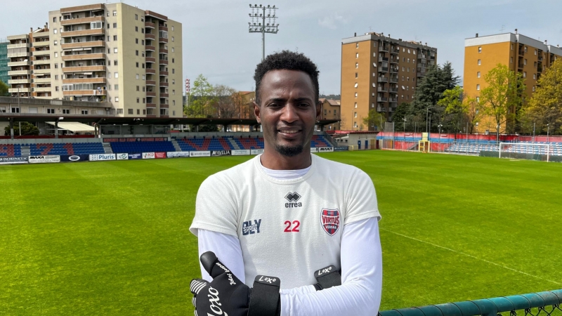 Sheikh Sibi, durante la entrevista, en el estadio de la Virtus Verona.