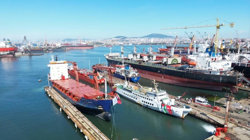 Barco de la Flotilla de la Libertad en el puerto