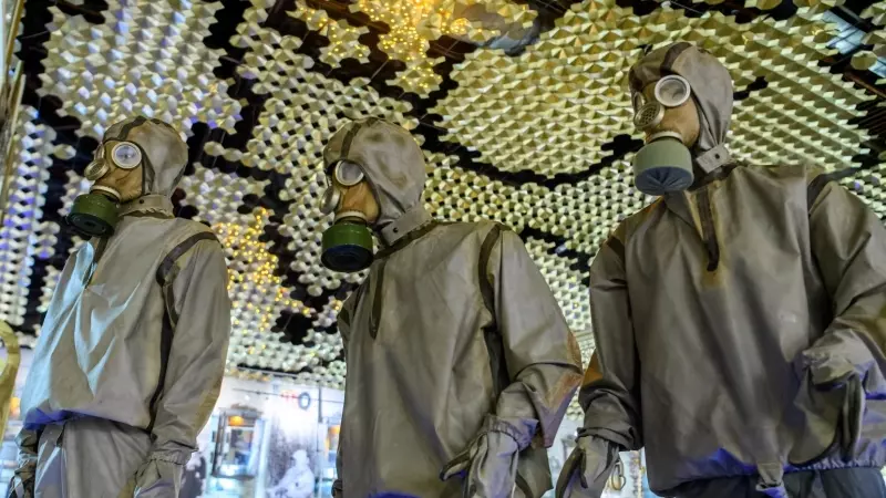 Trajes de emergencia radiactiva en el Museo Nacional Ucraniano de Chernóbil, a 23 de abril de 2024.