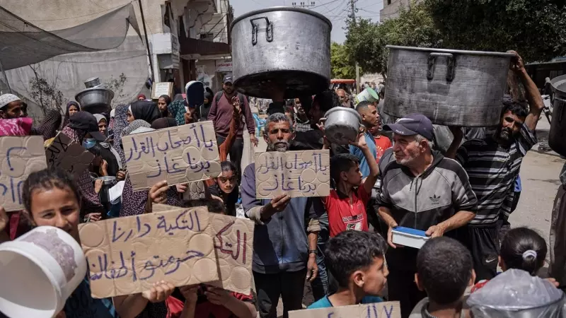 Niños, mujeres y hombres palestinos exigen gas para poder cocinar, a 25 de abril de 2024.