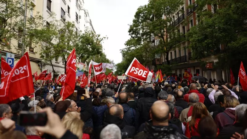 27/04/2024.- Simpatizantes del PSOE se concentran en los alrededores de la sede socialista de Ferraz