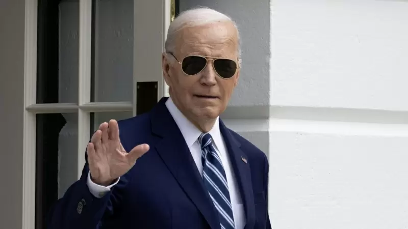 El presidente estadounidense, Joe Biden, saluda mientras sale de la Casa Blanca