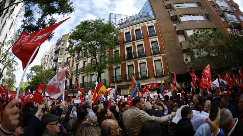 Simpatizantes del PSOE se concentran en los alrededores de la sede socialista de Ferraz para mostrar su apoyo al presidente del Gobierno, Pedro Sánchez, en el marco de la celebración de un Comité Federal del partido