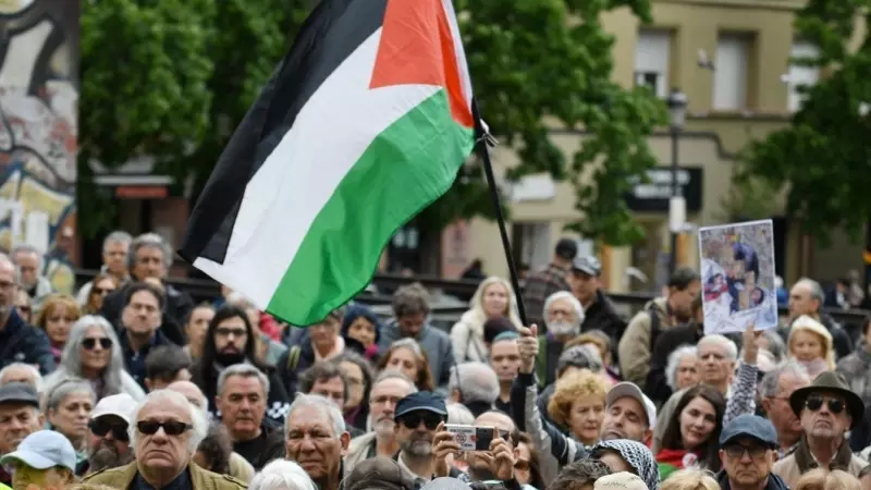 Decenas de personas en una concentración del mundo de la cultura para exigir el alto al fuego en Gaza, en la Plaza del Museo Reina Sofía, a 27 de abril de 2024.