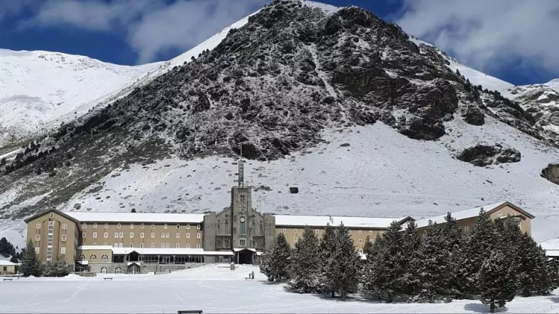 Vista general del santuari de Núria nevat
