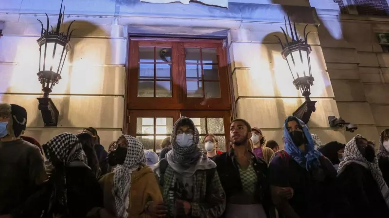 Estudiantes de la Universidad de Columbia crean barricadas frente a uno de los edificios del centro en protesta por el genocidio palestino, a 30 de abril de 2024.