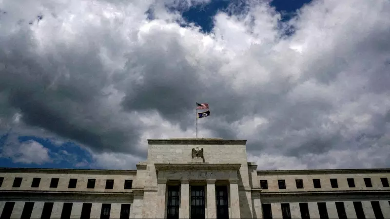 La bandera de EEUU y la enseña de la Reserva Federal, en lo alto de la sede del banco central estadounidense, en Washington. — Kevin Lamarque / REUTERS