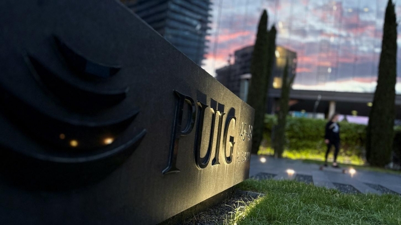 El logo del grupo de cosmética Puig, a la entrada de su sede en Barcelona. REUTERS/Nacho Doce