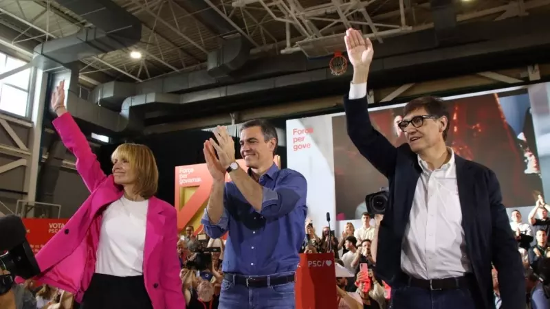 02/05/2024 - Lluïsa Moret, Pedro Sánchez i Salvador Illa en l'acte d'aquest dijous del PSC a Sant Boi de Llobregat.