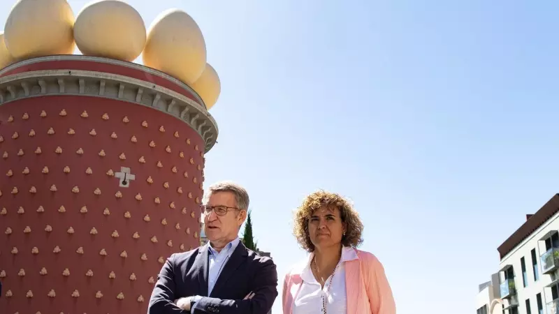 El líder del PP, Alberto Núñez Feijóo, y la eurodiputada y cabeza de lista para las elecciones europeas del 9 de junio, durantee un acto de campaña para los comicios catalanes, en el Museo Dalí, de Figueres, Girona. E.P./Glòria Sánchez