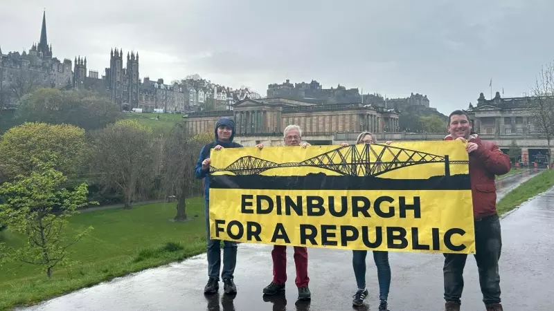 Cuatro personas sostienen una pancarta a favor de la monarquía en Edimburgo.