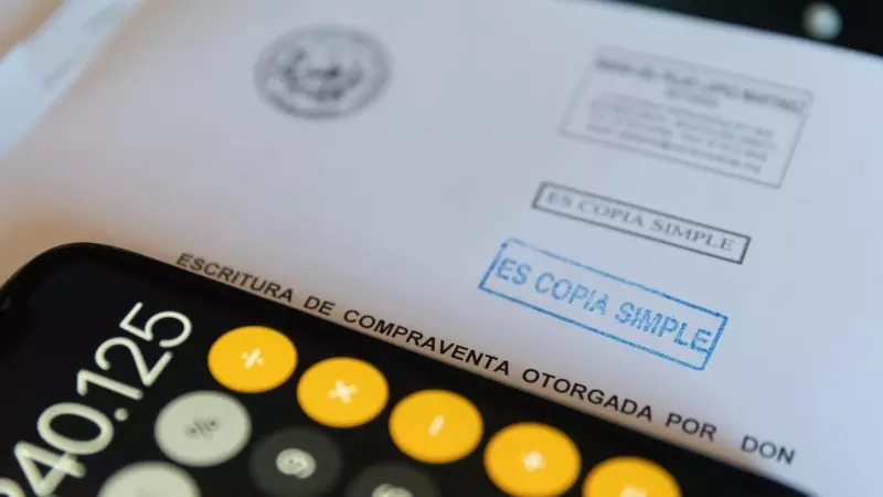 Una calculadora y una escritura de una hipoteca. E.P./Eduardo Parra