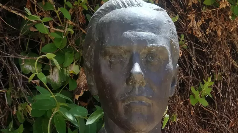Busto de Luis Cernuda en Tomares.
