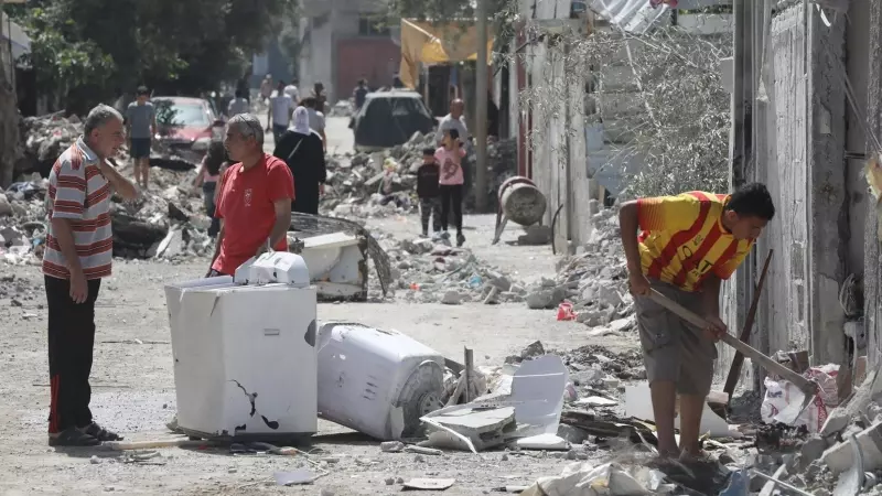 Palestinos inspeccionan las ruinas tras un ataque israelí, en Gaza, a 4 de mayo de 2024.