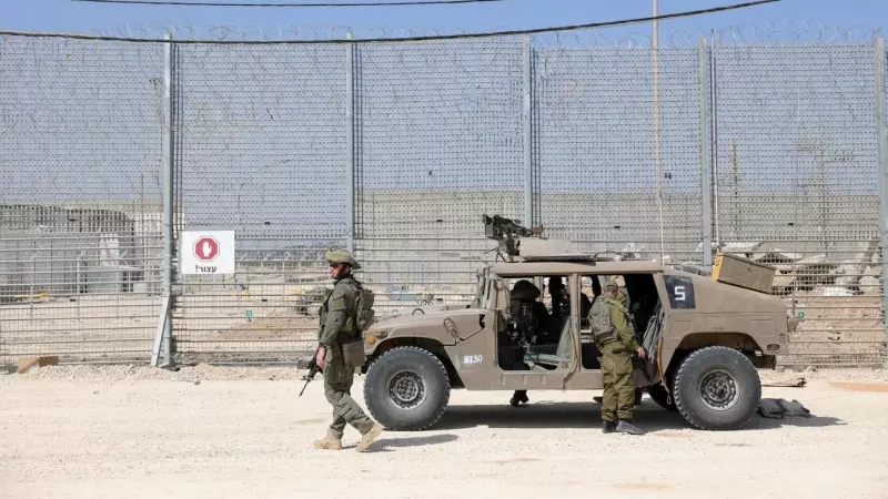 Algunos soldados israelíes junto al paso fronterizo de Erez, a lo largo de la valla fronteriza con el norte de la Franja de Gaza, el 5 de mayo de 2024.