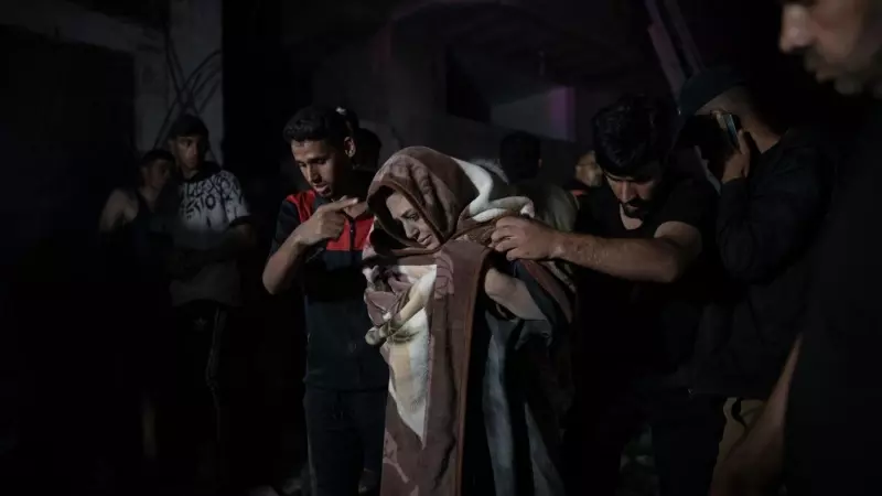 Palestinos evacuan a miembros heridos de una familia después de que un ataque aéreo israelí alcanzara su casa en el campo de refugiados de Rafah, en el sur de la Franja de Gaza, a 4 de mayo de 2024.