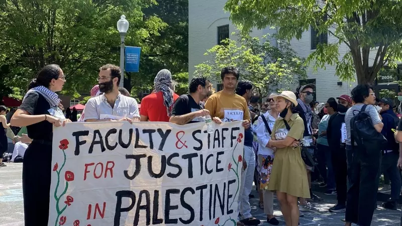 Estudiantes de la Universidad George Washington (GWU) en una protesta propalestina, a 2 de mayo de 2024.