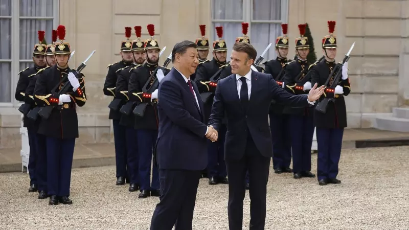 El presidente francés Emmanuel Macron acoge a su homólogo chino, Xi Jinping, en su llegada al Palacio Eliseo de París