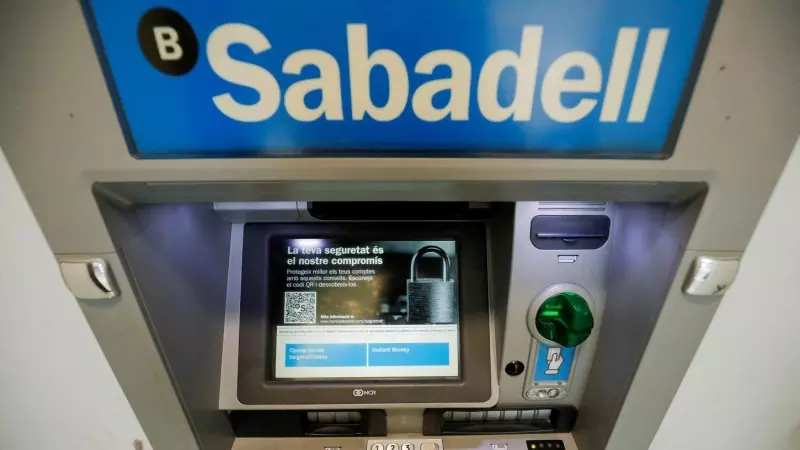 El logo del Banco Sabadell en el cajero automático de una de sus sucursales en Barcelona. REUTERS/Albert Gea