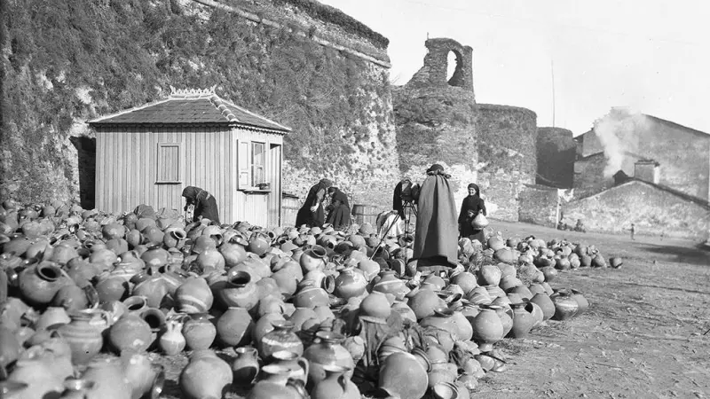 6/5/24 Ruth Matilda Anderson fotografía un mercado de alfarería en el exterior de la muralla de Lugo (1925)
