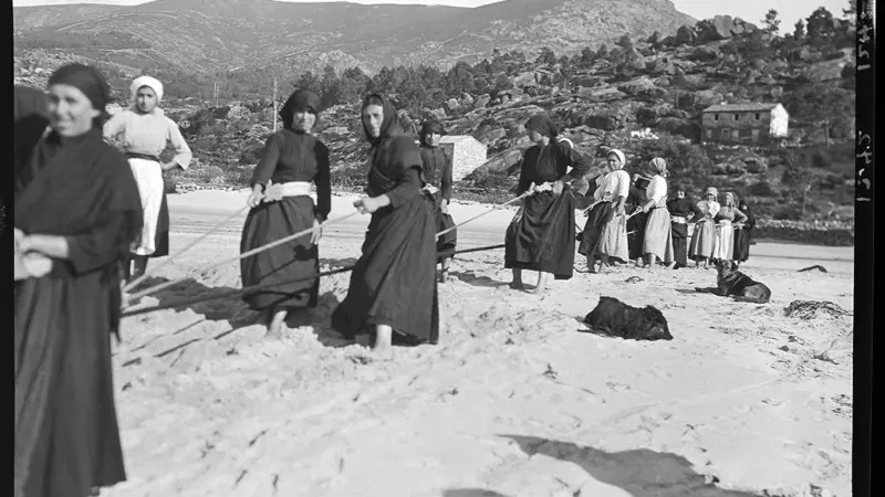 6/5/24 Un grupo de mujeres tiran de una red en Ézaro (A Coruña), el 6 de noviembre de 1924.