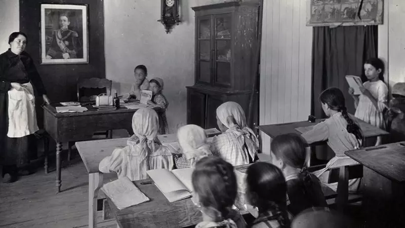 6/5/24 Una maestra imparte clases en una escuela pública para niñas en Areas (Pontevedra).