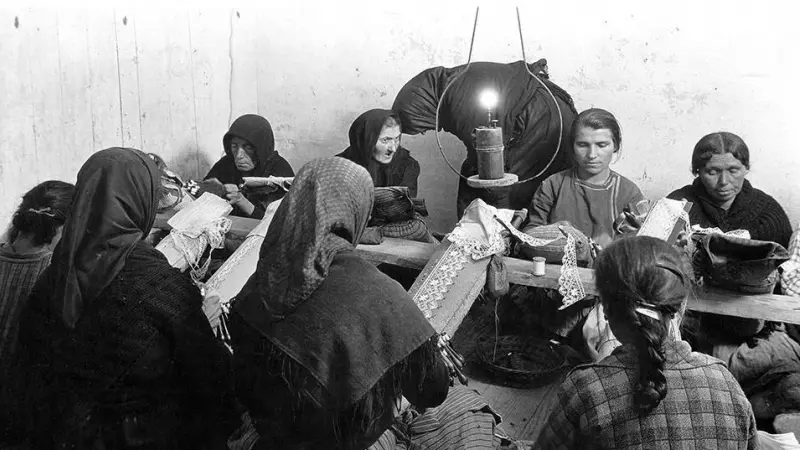 6/5/24 Un grupo de 'palilleiras' traballando en una casa en Muxía, en A Coruña (1924).