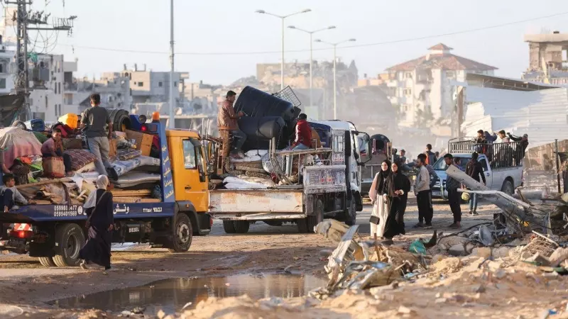 Decenas de familias palestinas abandonan el paso de Rafah tras las amenazas del Ejército de Israel.