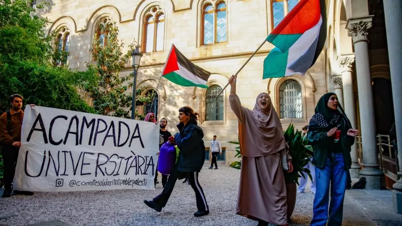 Varios estudiantes durante una protesta contra el genocidio en Gaza en el Edifici Històric de la Universitat de Barcelona.